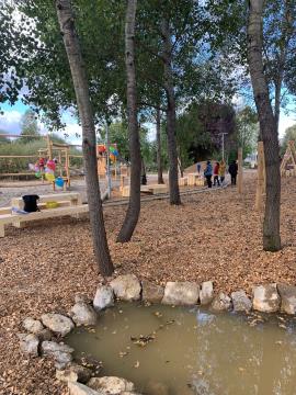 Zadrževalnik vode in igrišče v ozadju